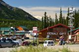 Turisty přeplněný Denali boom town.